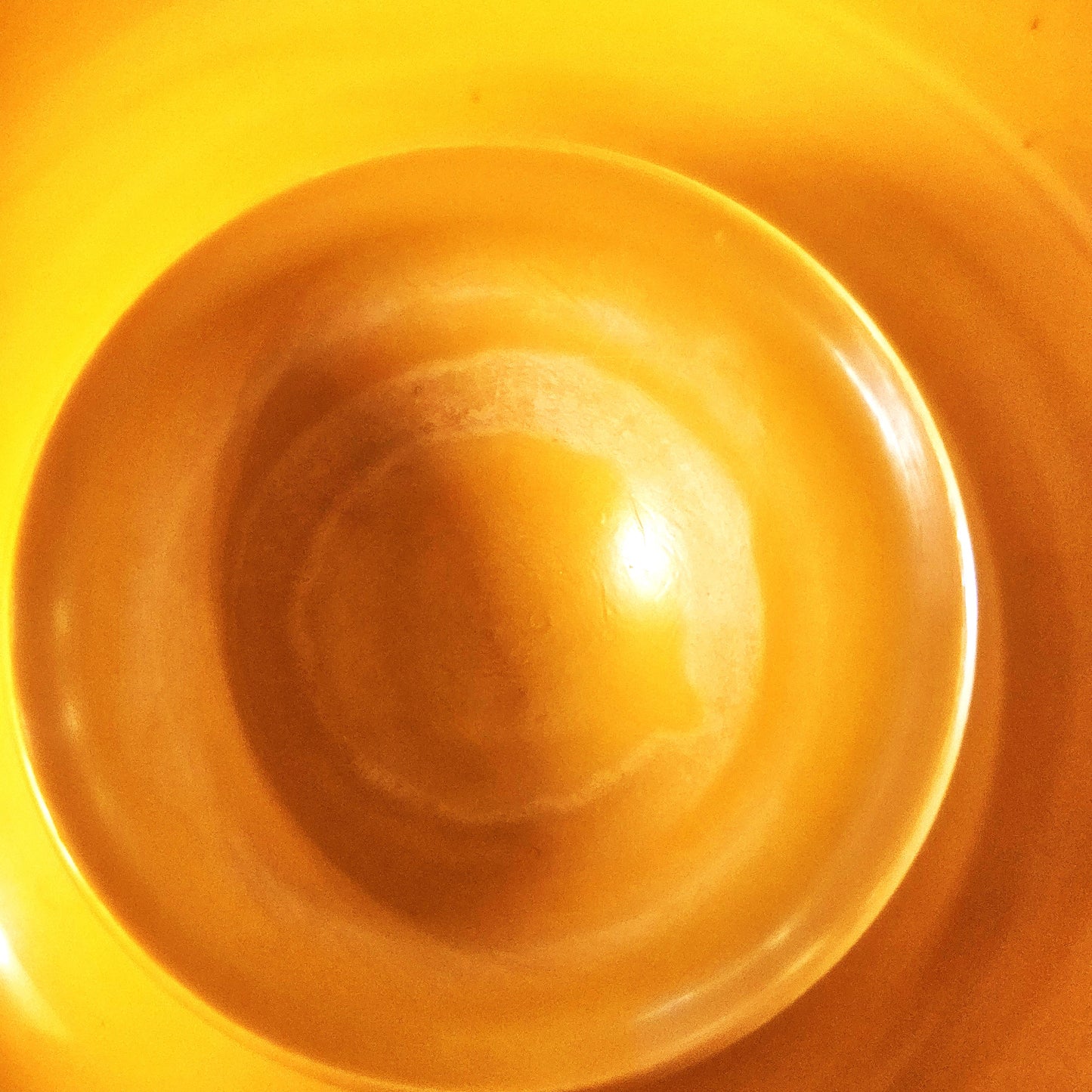 Coquetier plastique orange vue de dessus traces de calcaire