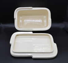 Charger l'image dans la galerie, boite ouverte, on voit le décroché géométrique du couvercle qui l'emboite sur le contenant principal