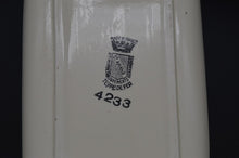 Charger l'image dans la galerie, sur le fond, on peut lire la marque qui permet de dater cette céramique. Un écusson avec St AMAND en diagonale surmonté d'une couronne surlaquelle est noté MADE IN FRANCE. Autour de l'armoirie de la société, nous lisons : Société  Des Grands Etablissements Céramiques , dessous  : Terre de Fer puis le numéro de la pièce 4233