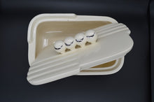 Charger l'image dans la galerie, cette photo met en évidence les quatre boules de prise du couvercle et leur virgule argent