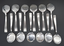 Charger l'image dans la galerie, Les 12 cuillères à glace sont posées de façon à voire les deux cotés. 6 à l'endroit, 6 à l'envers. On remarque la forme particulière de ces cuillères :  le cuilleron (partie qui suit le manche) est rond et plat .