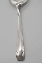 Charger l'image dans la galerie, Détail du manche de la cuillère à l'envers. Le bas du manche est identique. Les 4 ciselure s verticales remontent jusqu'au cuilleron. Là encore,  la finition Art Déco est présente