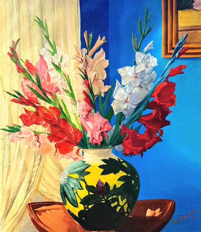 Un bouquet de glaïeuls allant du blanc au rouge carmin, en passant par le rouge clair, le rose rose pâle et le saumon. Ils sont placés dans un vase qui pourrait être de Gallé et d'un guéridon, dont on devine la marqueterie qui donne l'illusion d''avoir été crée par le même maître verrier nancéen. En haut à droite on devine l'angle d'un tableau encadré , le coté gauche, un rideau drapé jaune pâle.