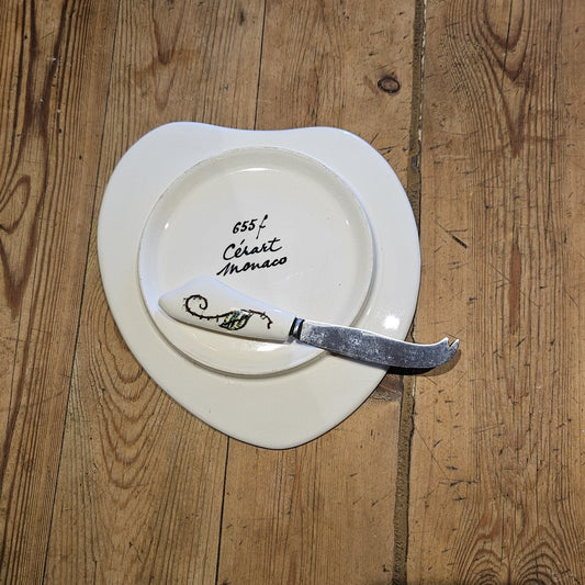 ASSIETTE ET COUTEAU Á FROMAGE MONACO  Ref 00103
