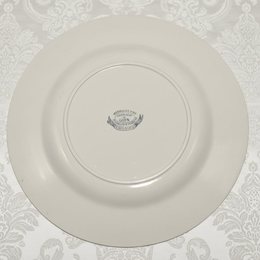 Dessous de l'assiette, avec le tampon de  la manufacture de Gien  en haut : Médaillés d'or
 Dans un ovale horizontal :Faïencerie de GIEN  puis en dessous Diplômes d'honneur