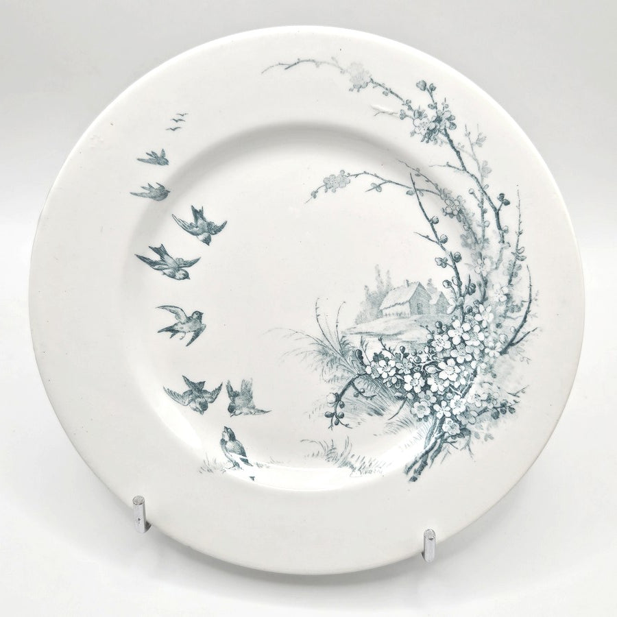 Assiette assiette de la manufacture de GIEN modèle "PAYSAGES" en parfait état. Peinte à la main, son décor bleu est plein de poésie.

Une petite maison bleue (qui n'a rien à envier à celle de Maxime Leforestier ! ♪♪♪) derrière une branche de cerisier en fleurs. Sur l'autre coté de l'assiette, une envolée de petits oiseaux.
Diamètre de l'assiette : 23 cm