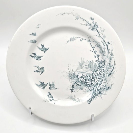 Assiette assiette de la manufacture de GIEN modèle "PAYSAGES" en parfait état. Peinte à la main, son décor bleu est plein de poésie.

Une petite maison bleue (qui n'a rien à envier à celle de Maxime Leforestier ! ♪♪♪) derrière une branche de cerisier en fleurs. Sur l'autre coté de l'assiette, une envolée de petits oiseaux.
Diamètre de l'assiette : 23 cm