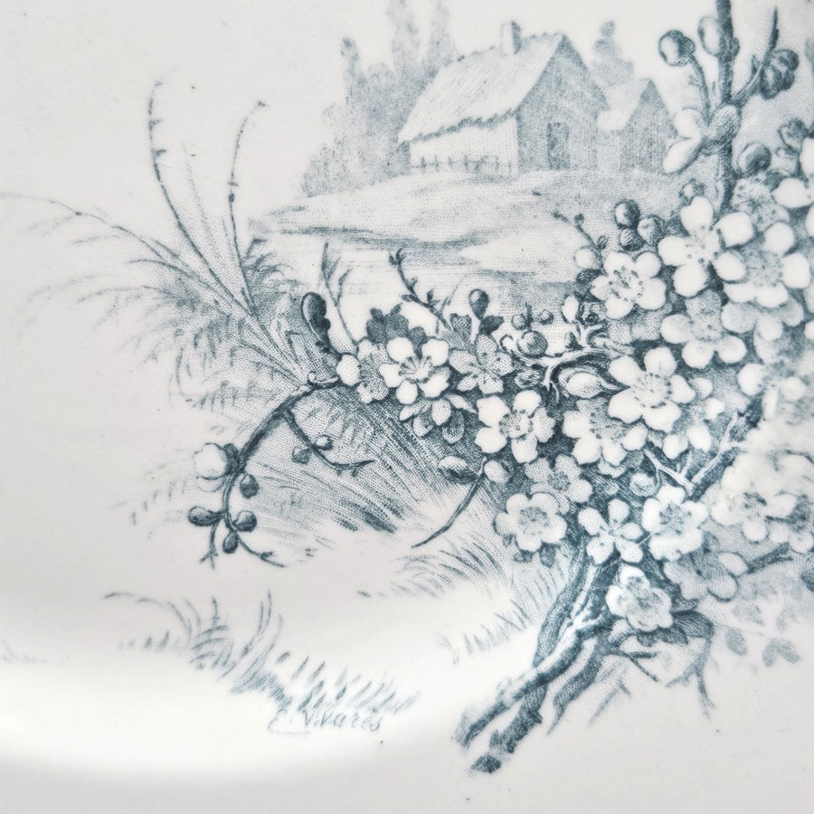 Détails de la branche de cerisier en fleurs avec au loin la petite maison; Le tout de couleur bleu gris, on appréciera la finesse d'exécution.