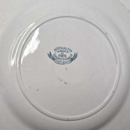 Dessous de l'assiette, avec le tampon de  la manufacture de Gien  en haut : Médaillés d'or
 Dans un ovale horizontal :Faïencerie de GIEN  puis en dessous Diplômes d'honneur