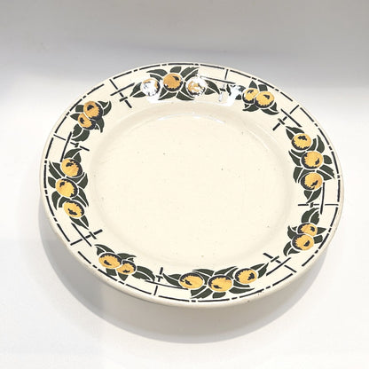 Assiette montée en faïence Art Déco ENNEGE modèle "Normandie" Nouvelles Galeries

Parfaite pour présenter des petits ou grands gâteaux, des friandises ou des fruits, cette assiette montée très colorée est un appel à la gourmandise.
Dimensions :
Diamètre : 22cm
Hauteur 5.5cm
