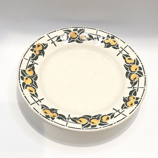 Assiette montée en faïence Art Déco ENNEGE modèle "Normandie" Nouvelles Galeries

Parfaite pour présenter des petits ou grands gâteaux, des friandises ou des fruits, cette assiette montée très colorée est un appel à la gourmandise.
Dimensions :
Diamètre : 22cm
Hauteur 5.5cm
