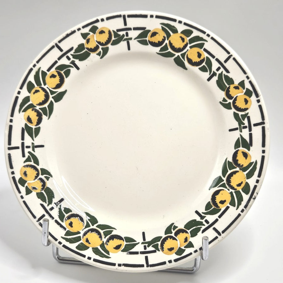 Assiette plate en faïence Art Déco ENNEGÉ modèle "Normandie" Nouvelles Galeries

Parfaite pour une table colorée, cette assiette en excellent état, égayera vos déjeuners en toute saison.
Diamètre : 21.5cm