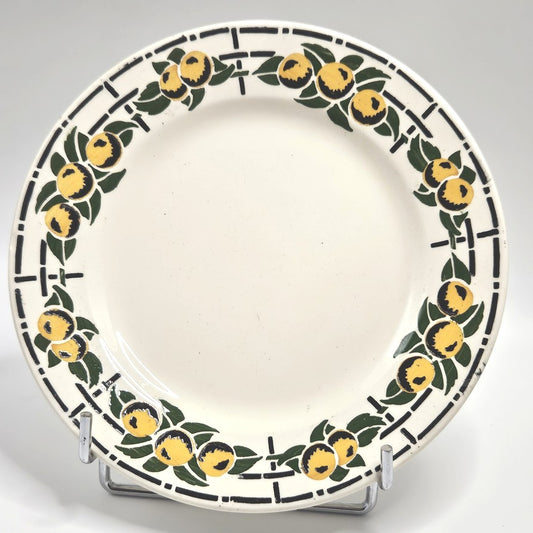 Assiette plate en faïence Art Déco ENNEGÉ modèle "Normandie" Nouvelles Galeries

Parfaite pour une table colorée, cette assiette en excellent état, égayera vos déjeuners en toute saison.
Diamètre : 21.5cm