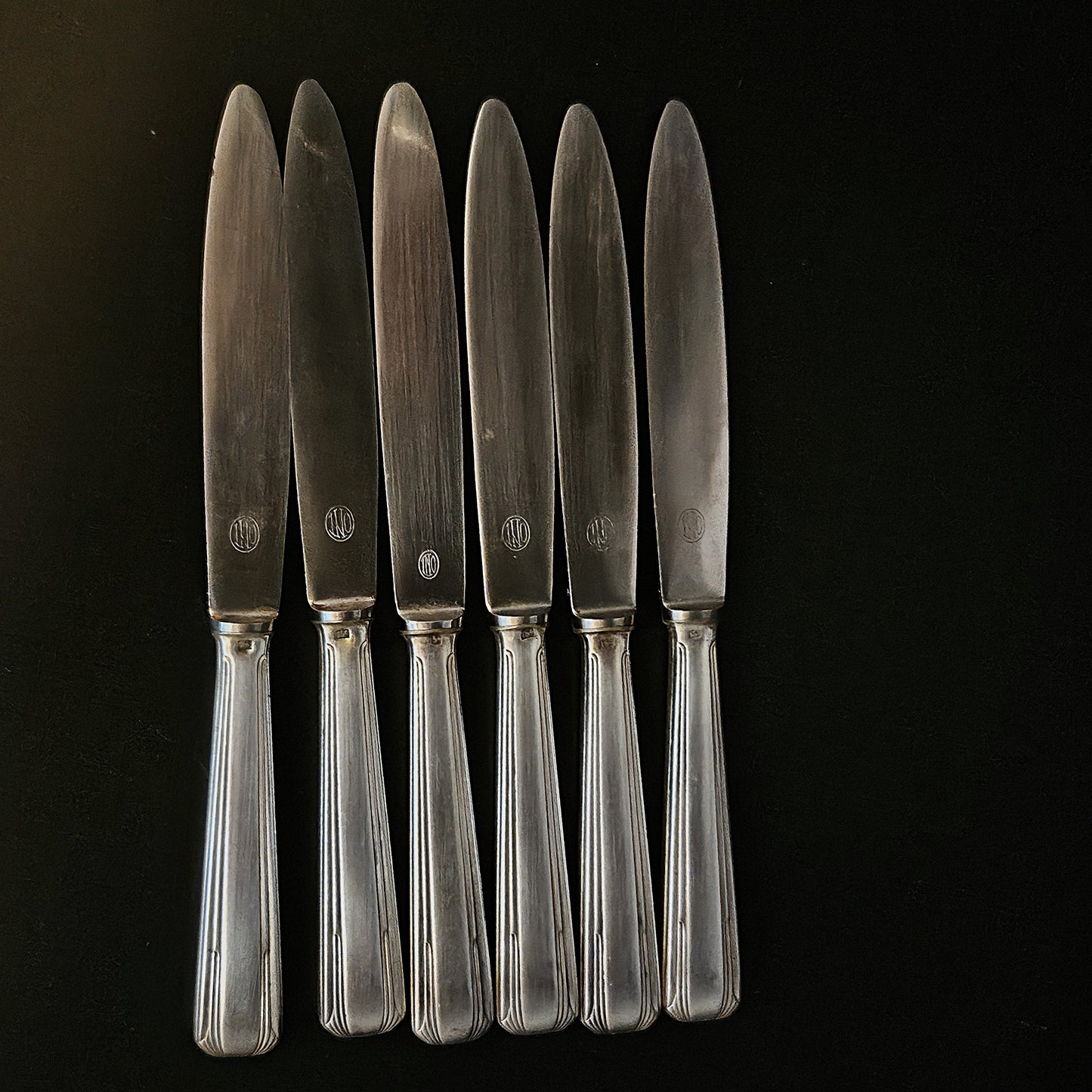 6 COUTEAUX À FROMAGE ERCUIS ART DECO EN MÉTAL ARGENTÉ Ref : 00177