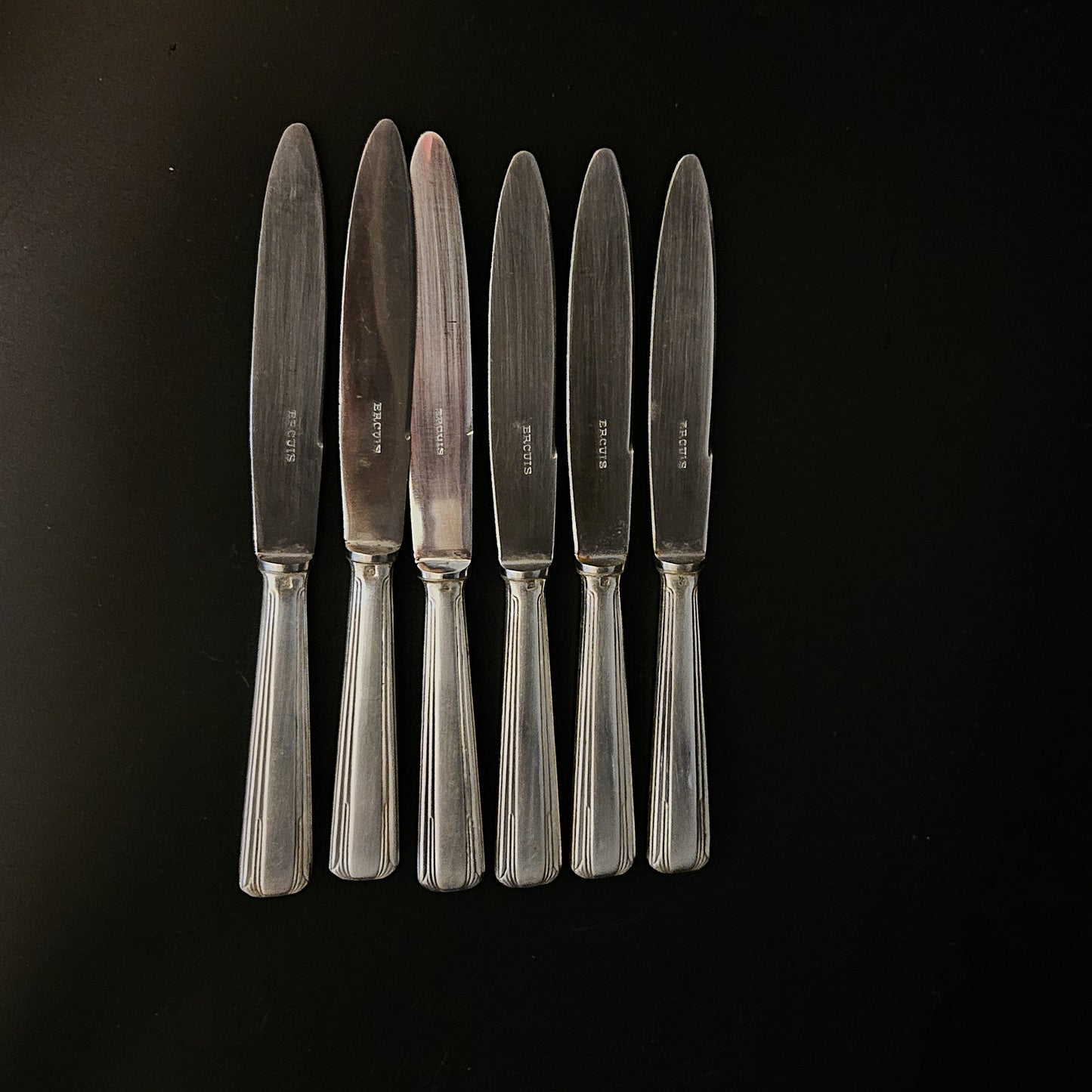 6 COUTEAUX À FROMAGE ERCUIS ART DECO EN MÉTAL ARGENTÉ Ref : 00177