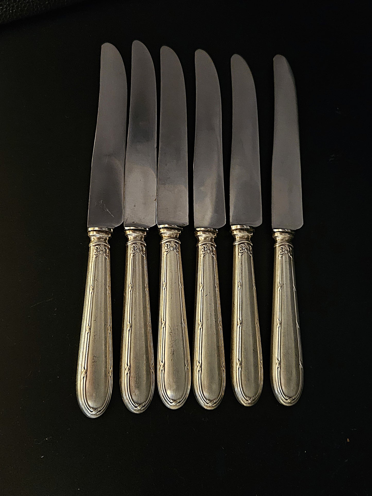 6 COUTEAUX STYLE LOUIS XVI RUBANS EN MÉTAL ARGENTÉ Ref : 00184