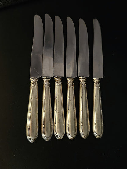 6 COUTEAUX STYLE LOUIS XVI RUBANS EN MÉTAL ARGENTÉ Ref : 00184