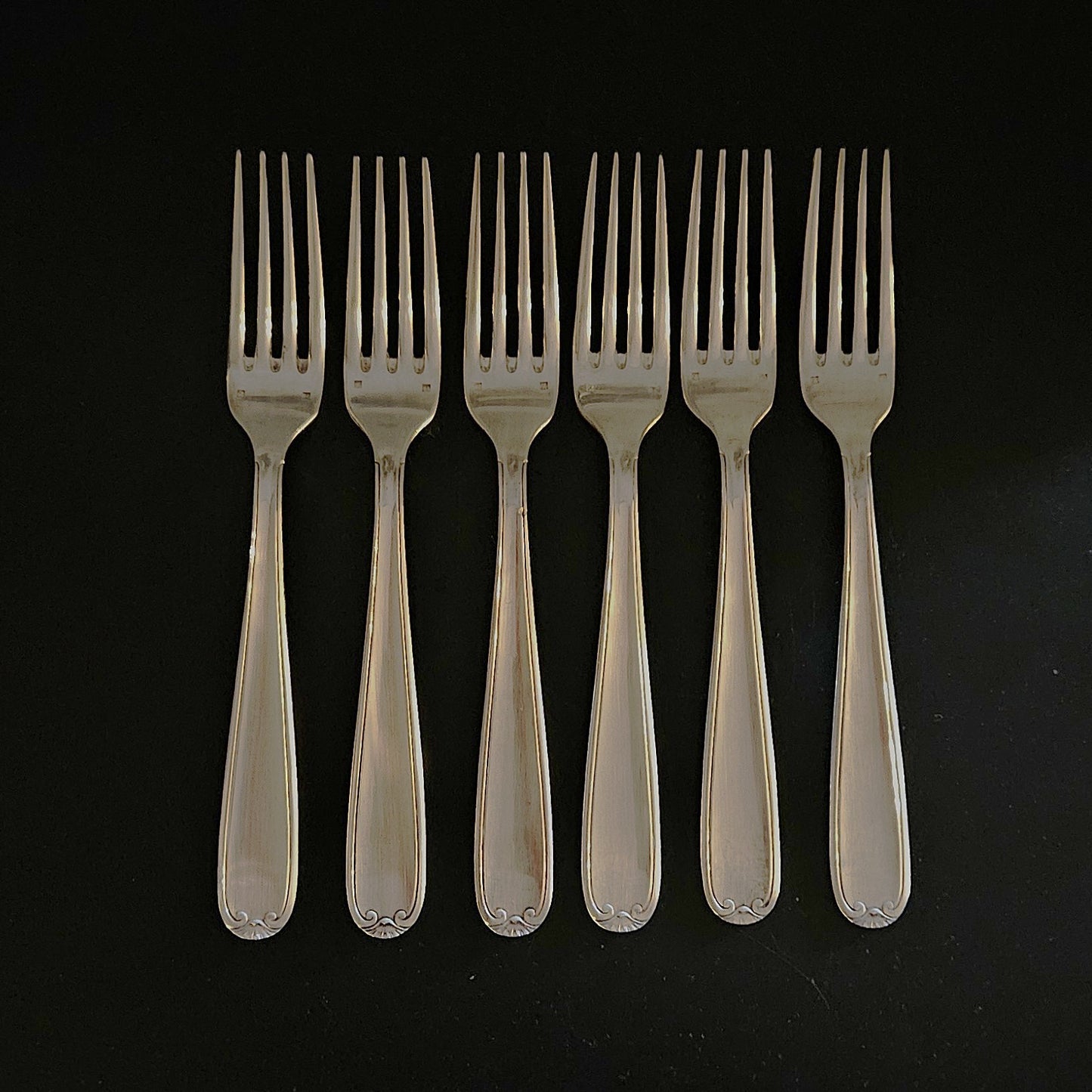 6 FOURCHETTES MODÈLE CLASSIQUE EN MÉTAL ARGENTÉ Ref : 00197