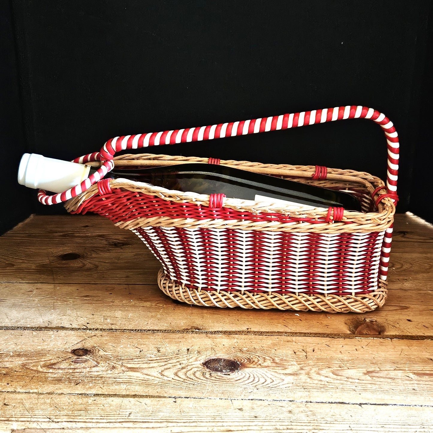 Porte-bouteille osier scoubidou rouge blanc avec bouteille