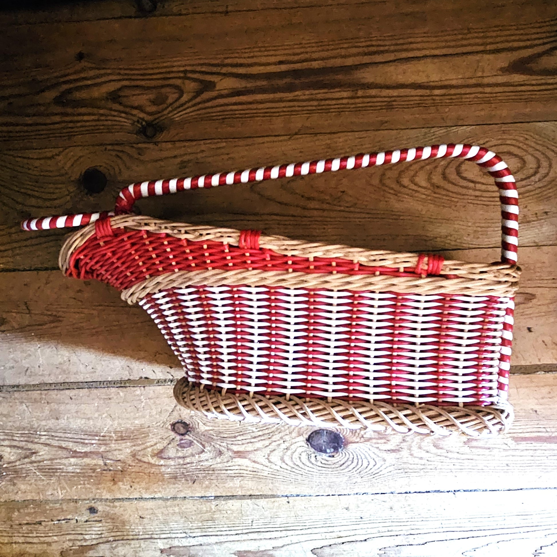 Porte-bouteille osier scoubidou rouge blanc fond bois