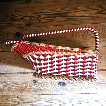 Porte-bouteille osier scoubidou rouge blanc fond bois