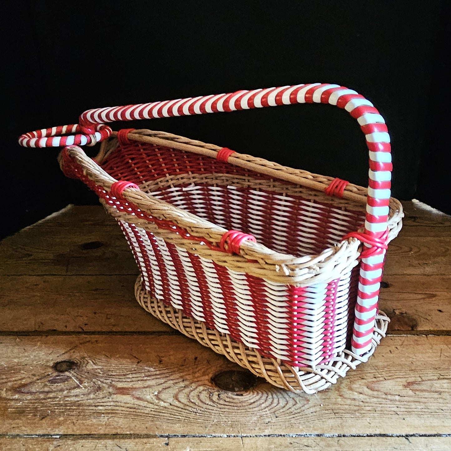 Porte-bouteille osier scoubidou rouge blanc vue intérieure