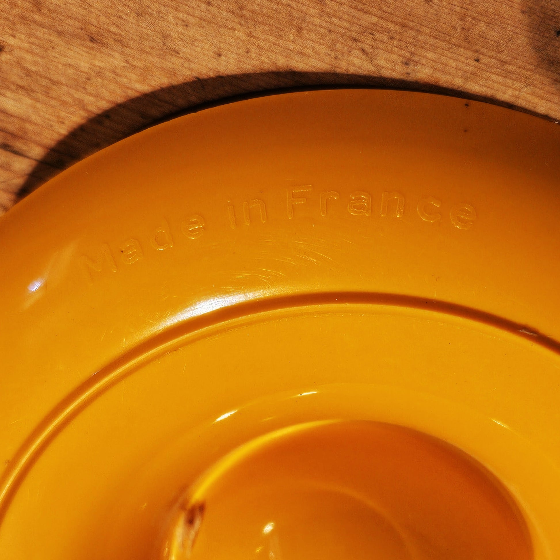 Coquetier plastique orange Made in France moulé dans la matière fond