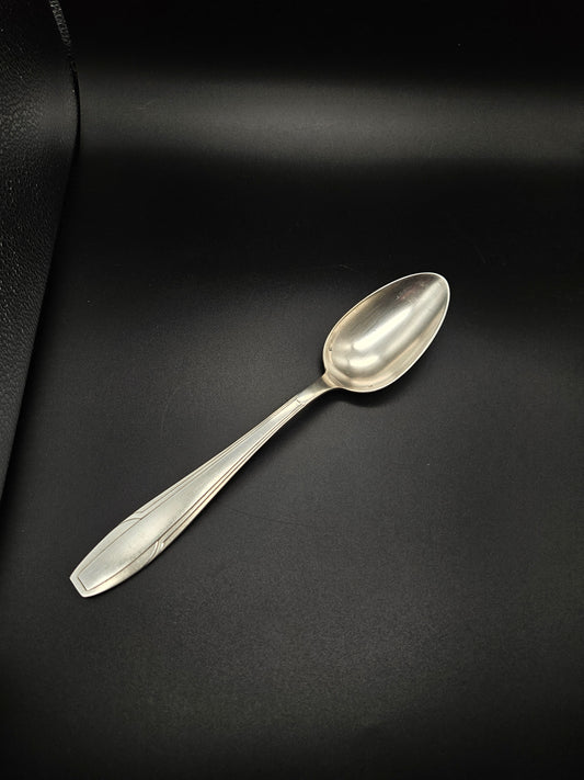 Cette cuillère de service est décorée de motifs géométriques, typiques du style Art Déco. Pour allier l'esthétique au pratique !

Etat : Très bon état / quelques rayures d'usage 
Dimension : 27,5 cm
Livraison offerte pour la France métropolitaine.