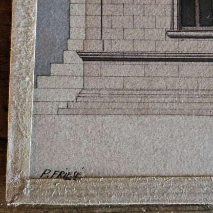 Gros plan sur la signature manuscrite « P. FRIESÉ » inscrite en bas à gauche de l'aquarelle, à l'encre noire sur le papier vergé beige, avec le soubassement en bossages à refends et la grille en fer forgé de l'édifice néo-classique, dans un cadre en papier texturé beige/doré posé sur une table en bois brut.