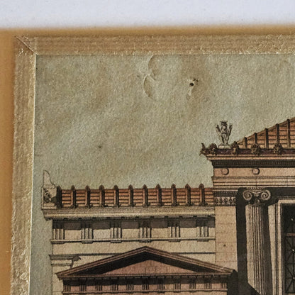 Gros plan sur le coin supérieur gauche de l'aquarelle de Paul Friesé, montrant une égratignure sur le papier vergé beige, avec le toit à charpente apparente dans un cadre en papier texturé beige/doré.