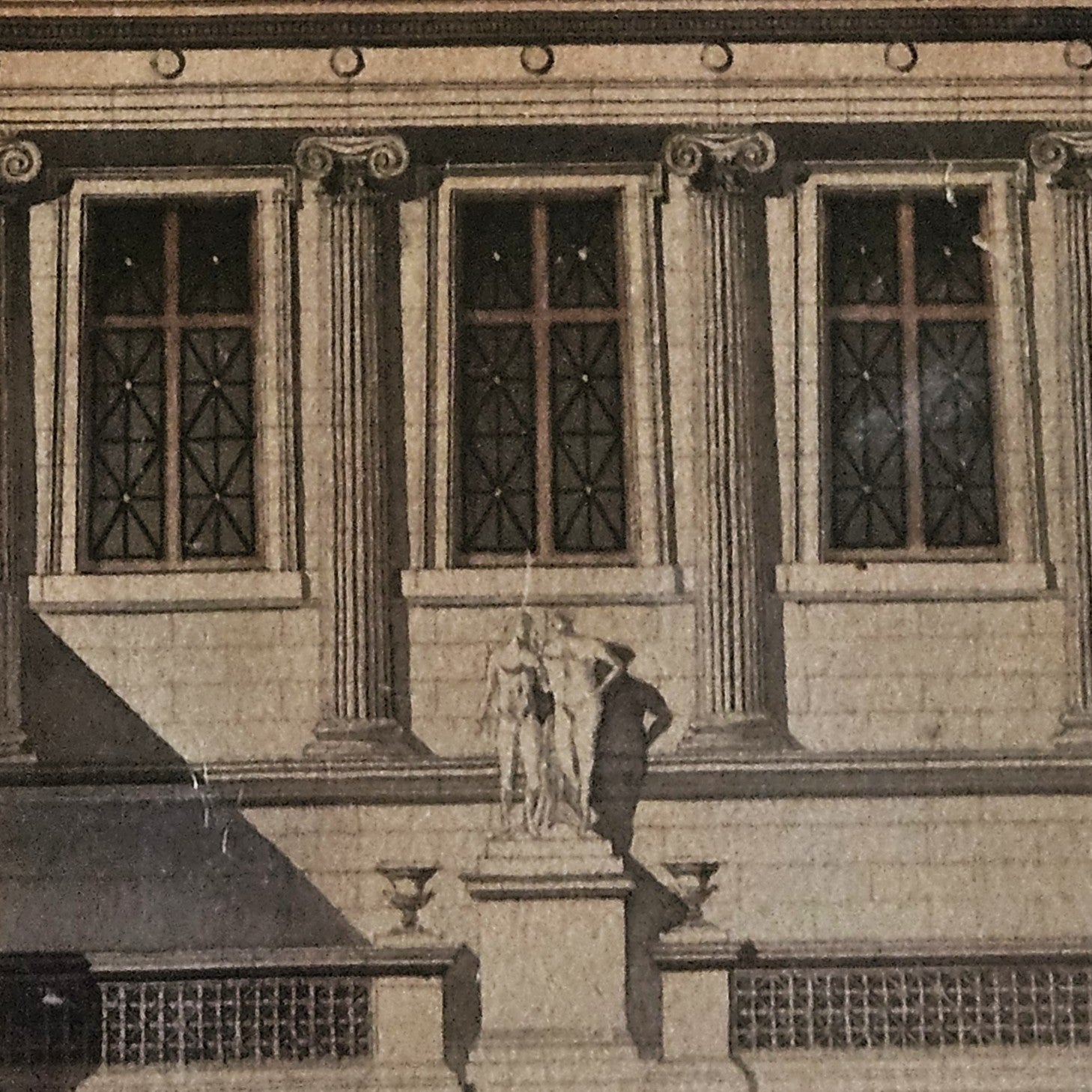 Détail de l'aquarelle de Paul Friesé montrant la galerie intermédiaire à colonnes ioniques cannelées avec trois grandes fenêtres à croisillons à étoiles séparées par des pilastres, et le groupe sculpté monumental de trois figures sur piédestal au niveau du perron, rendu à l'aquarelle et à l'encre.