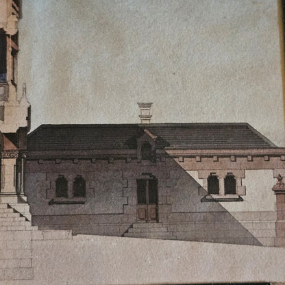 Détail de l'aquarelle de Paul Friesé, montrant l'aile droite de l'édifice éclectique : bâtiment bas en pierre de taille à bossages rustiques avec toit en ardoise à faible pente, lanternon central, fenêtres à arc brisé à meneaux et arcades en plein cintre au rez-de-chaussée, sur fond de ciel gris-bleu au lavis.
