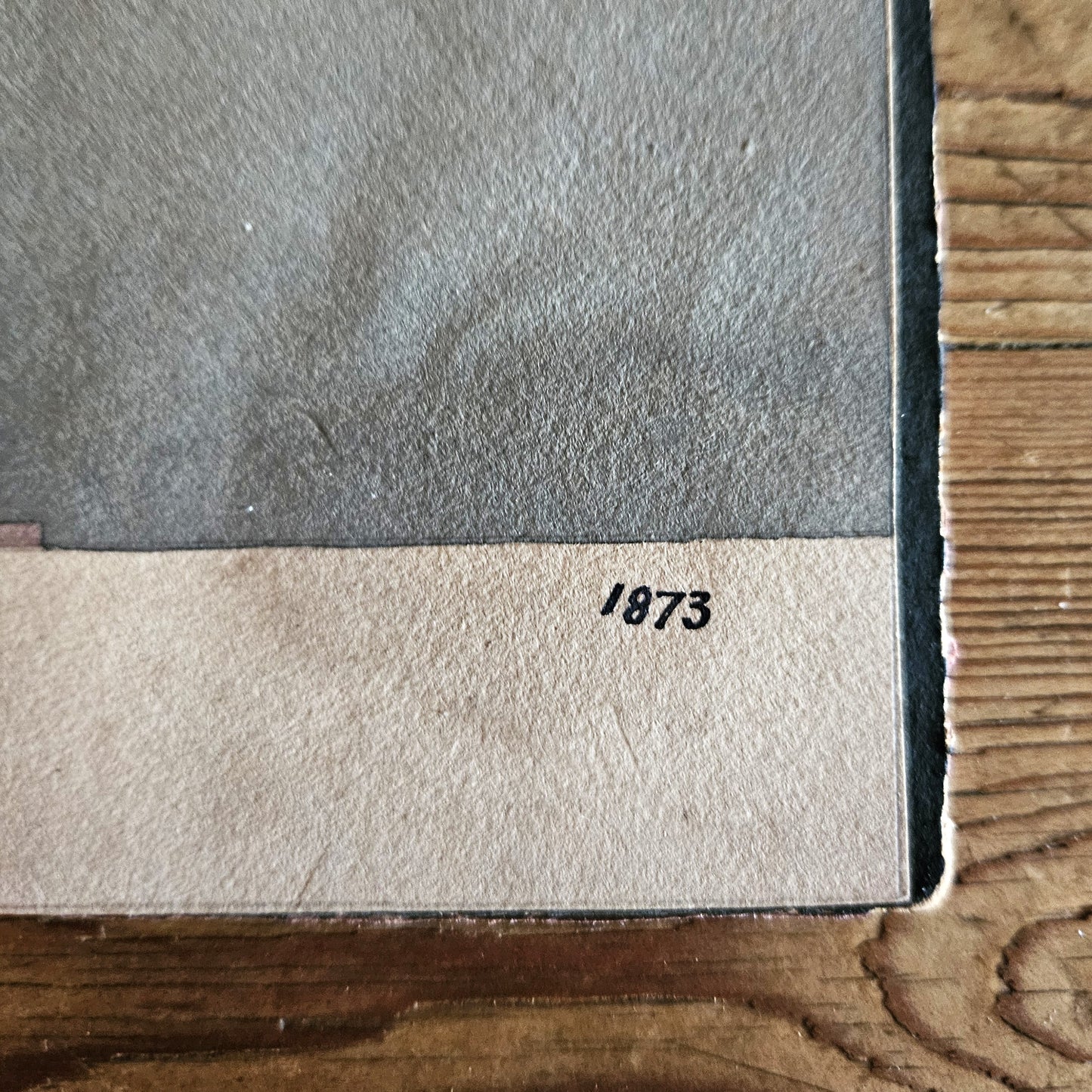 Gros plan sur la date « 1873 » inscrite en bas à droite de l'aquarelle, sur le bord blanc du papier.