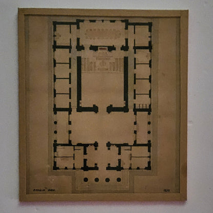 Plan d'architecture original à l'encre noire sur papier  beige, représentant la coupe horizontale d'un édifice public monumental avec cour intérieure et colonnade, signé P. Friese Arch. et daté 1872, encadré en sous-verre entouré de kraft.