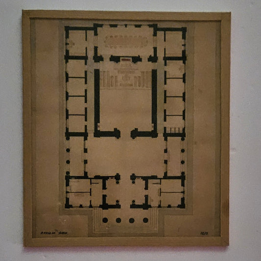Plan d'architecture original à l'encre noire sur papier  beige, représentant la coupe horizontale d'un édifice public monumental avec cour intérieure et colonnade, signé P. Friese Arch. et daté 1872, encadré en sous-verre entouré de kraft.