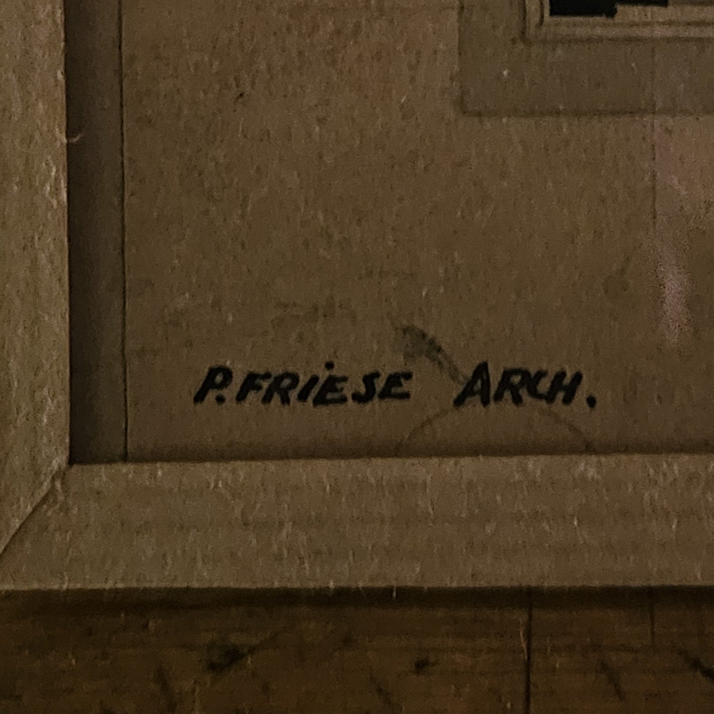 Gros plan sur la signature manuscrite « P. Friese Arch. » inscrite en bas à gauche du plan d'architecture, à l'encre noire