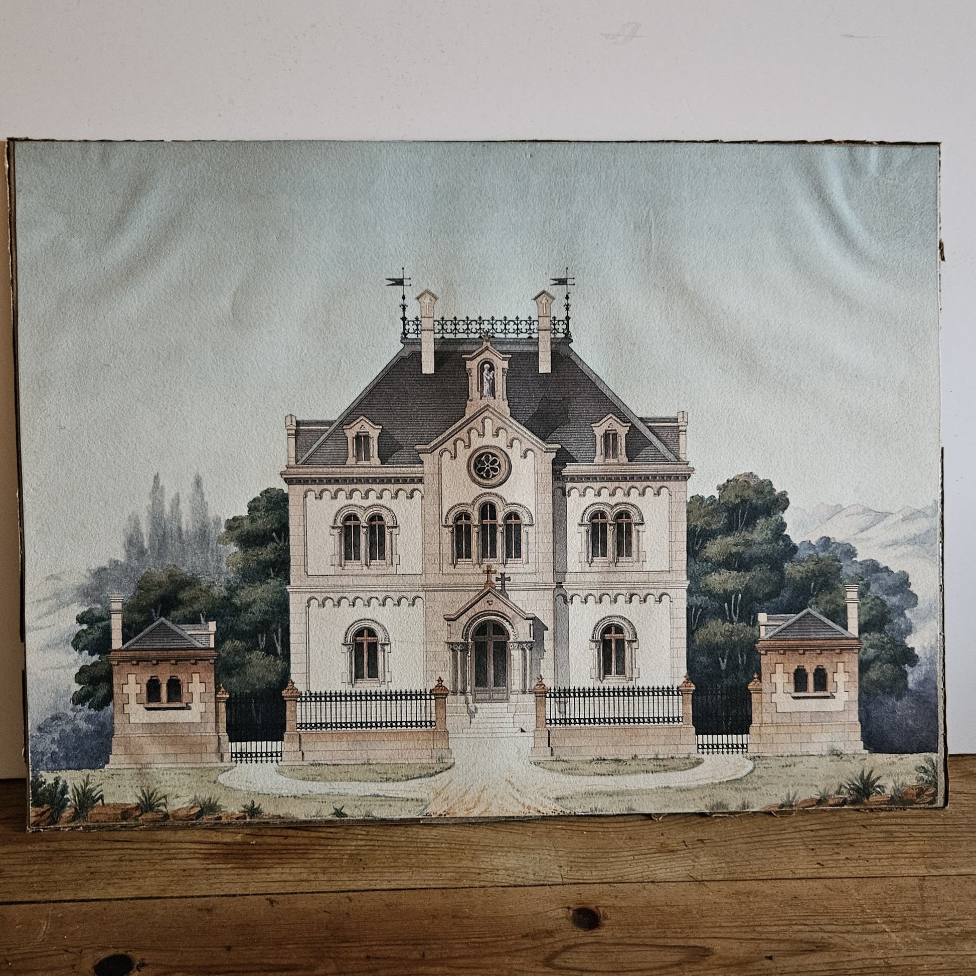 Aquarelle originale attribuée à Paul Friesé représentant la façade d'un édifice religieux néo-roman, avec portail en arc brisé surmonté d'une croix, rosace hexapétale, fenêtres géminées et créneaux décoratifs