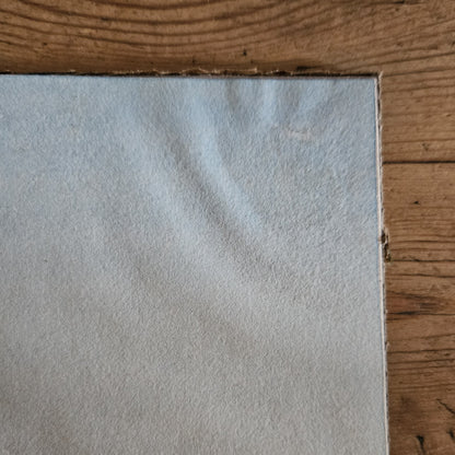 Gros plan sur le coin supérieur droit de l'aquarelle attribuée à Paul Friesé, montrant des auréoles d'humidité dues au collage de l'œuvre sur le carton de fond