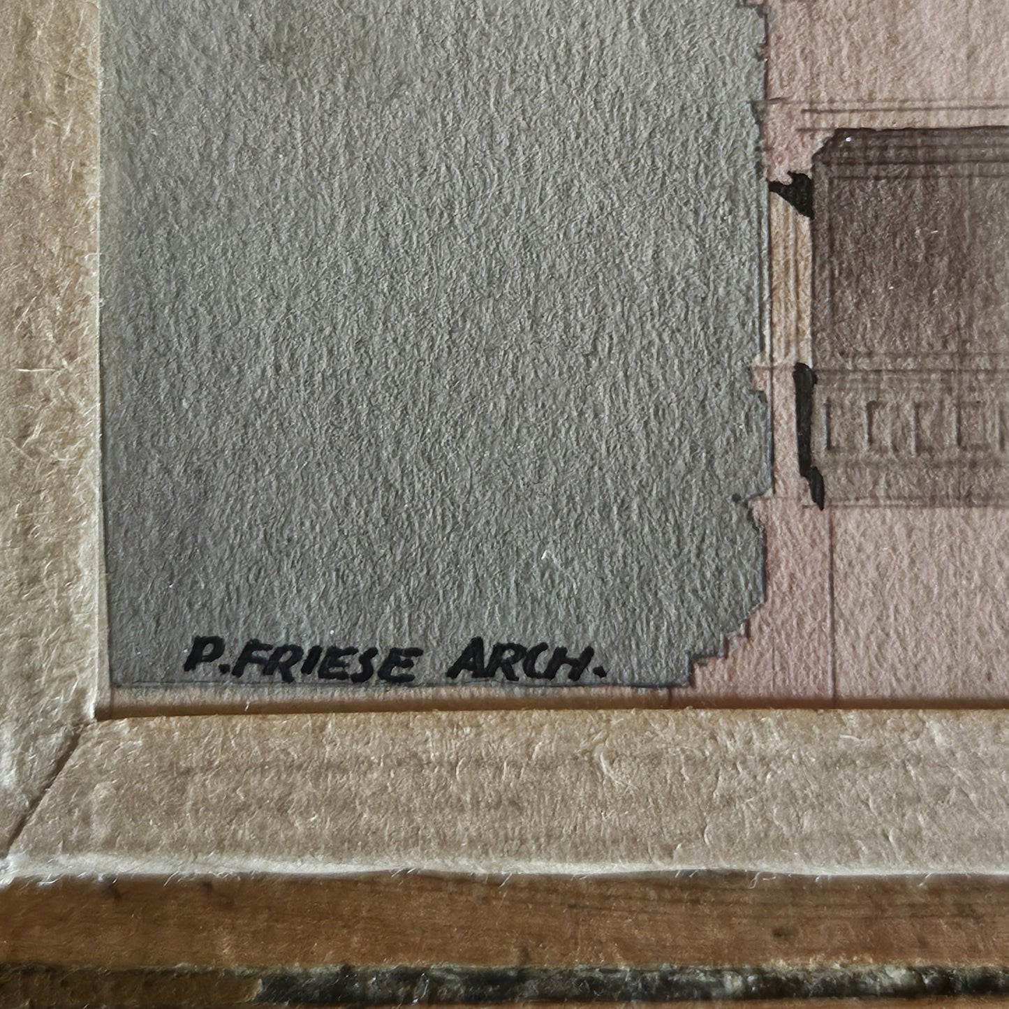 Gros plan sur le coin inférieur gauche de l'aquarelle de Paul Friesé, montrant la signature manuscrite « P. Friese Arch. »  avec le cadre en papier texturé beige visible sur les bords.