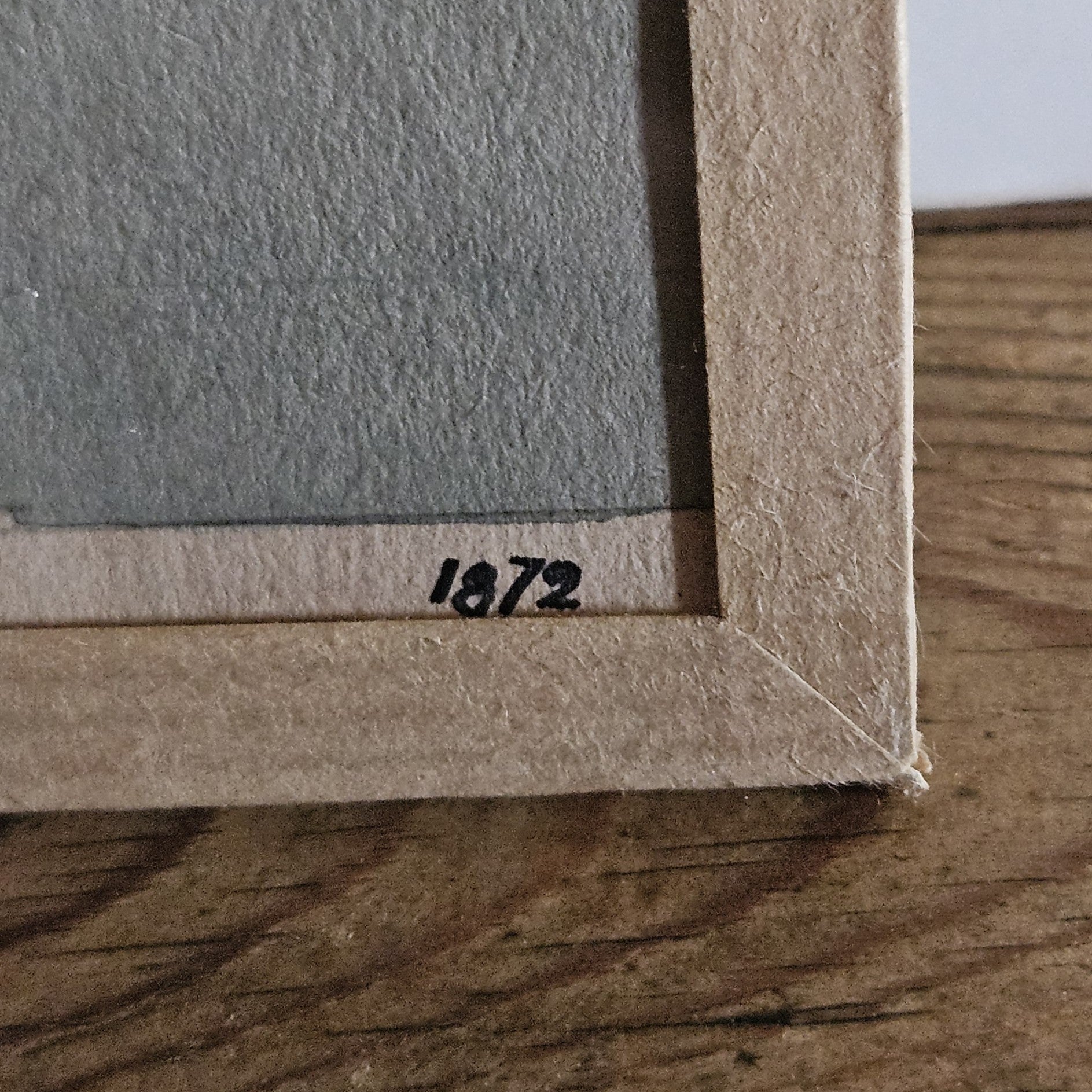 Gros plan sur la date « 1872 » inscrite en bas à droite de l'aquarelle de Paul Friesé, sur le bord blanc du papier vergé