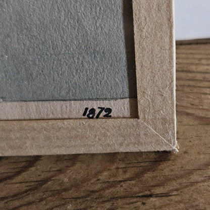 Gros plan sur la date « 1872 » inscrite en bas à droite de l'aquarelle de Paul Friesé, sur le bord blanc du papier vergé