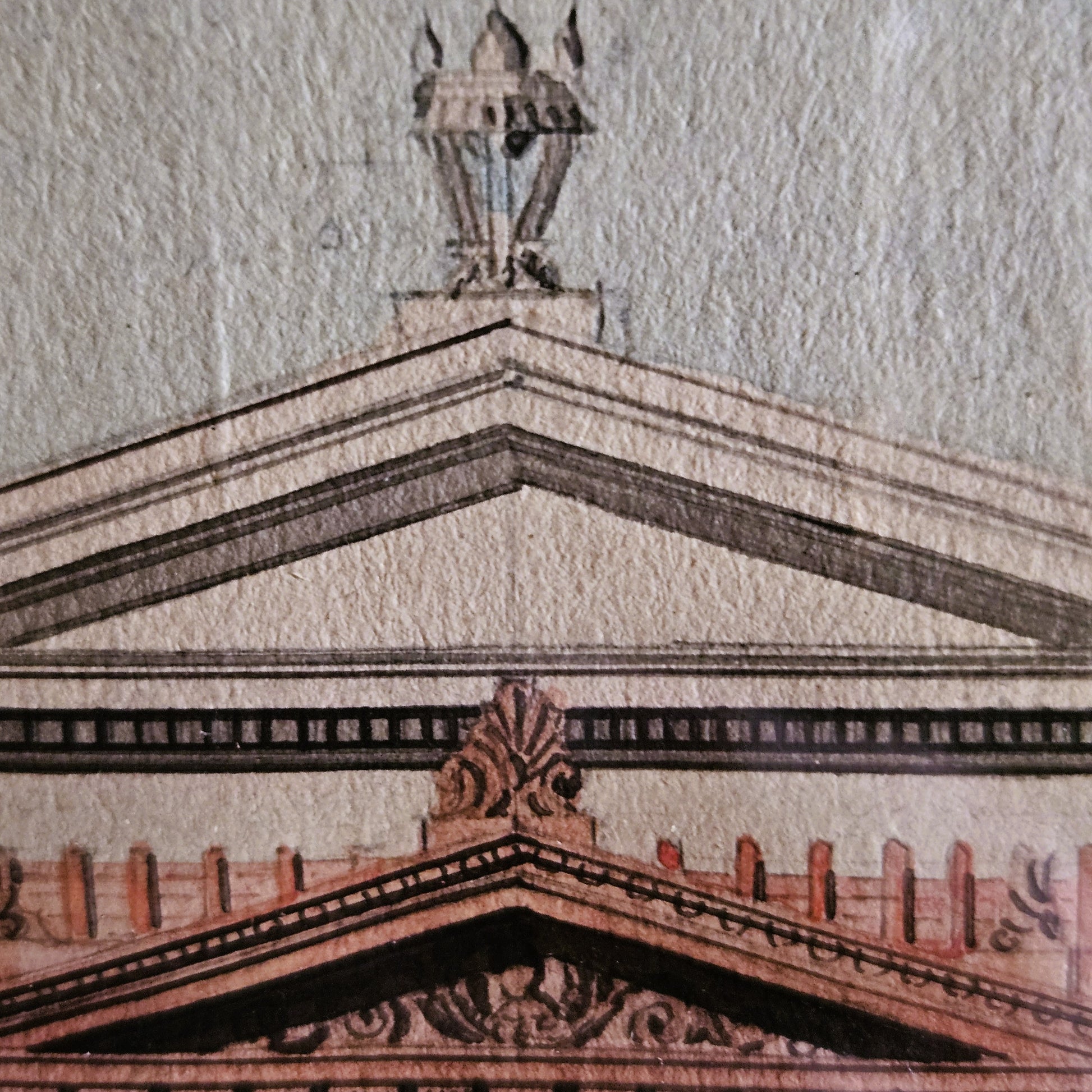Détail de l'aquarelle de Paul Friesé montrant le grand fronton triangulaire de l'édifice néo-classique, surmonté d'un acrotère en vase à flammes, avec la frise de métopes et triglyphes en terre cuite rouge et un motif végétal en acrotère central, rendu à l'aquarelle et à l'encre.