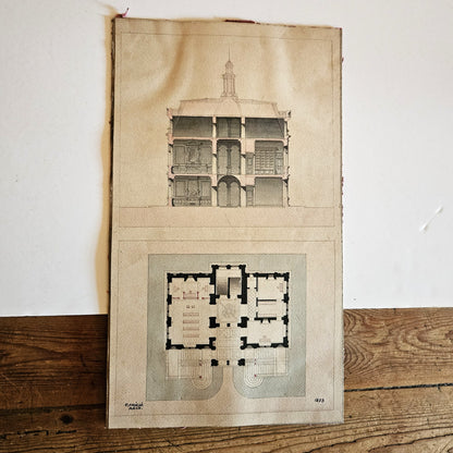 Double dessin d'architecture original de Paul Friesé daté 1873, présentant en haut une coupe transversale d'hôtel particulier Renaissance avec toit en pavillon et lanternon, et en bas le plan en coupe horizontale du même édifice, encre noire et rouge sur papier vergé beige monté sur carton, posé contre un mur blanc.