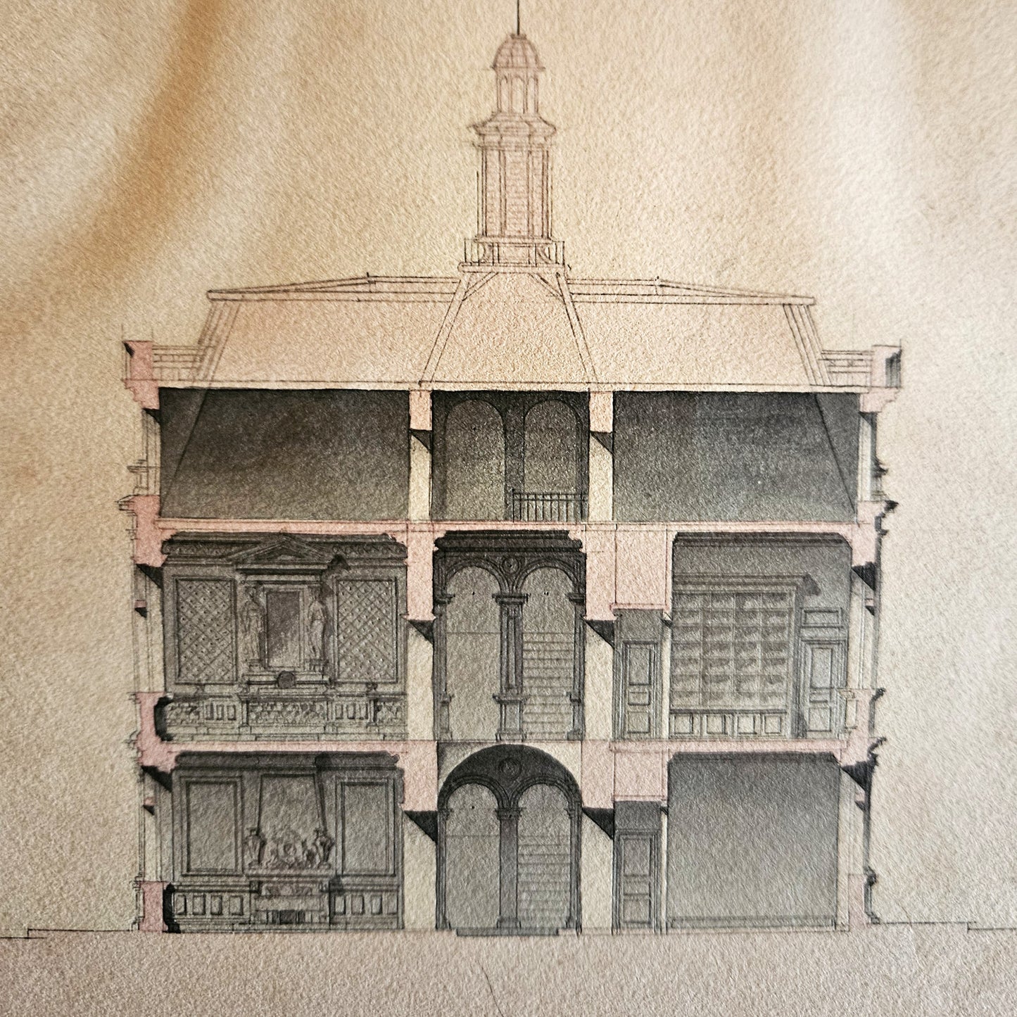 Détail de la coupe transversale de l'hôtel particulier Renaissance dessinée par Paul Friesé en 1873, montrant le toit en pavillon surmonté d'un lanternon, la galerie à colonnettes du premier étage avec arcades en plein cintre, et les boiseries intérieures avec statue en niche, à l'encre noire et lavis gris-vert.