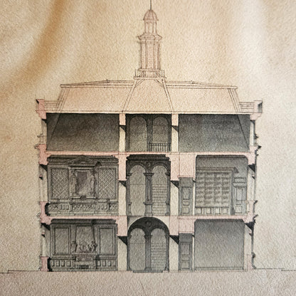 Détail de la coupe transversale de l'hôtel particulier Renaissance dessinée par Paul Friesé en 1873, montrant le toit en pavillon surmonté d'un lanternon, la galerie à colonnettes du premier étage avec arcades en plein cintre, et les boiseries intérieures avec statue en niche, à l'encre noire et lavis gris-vert.