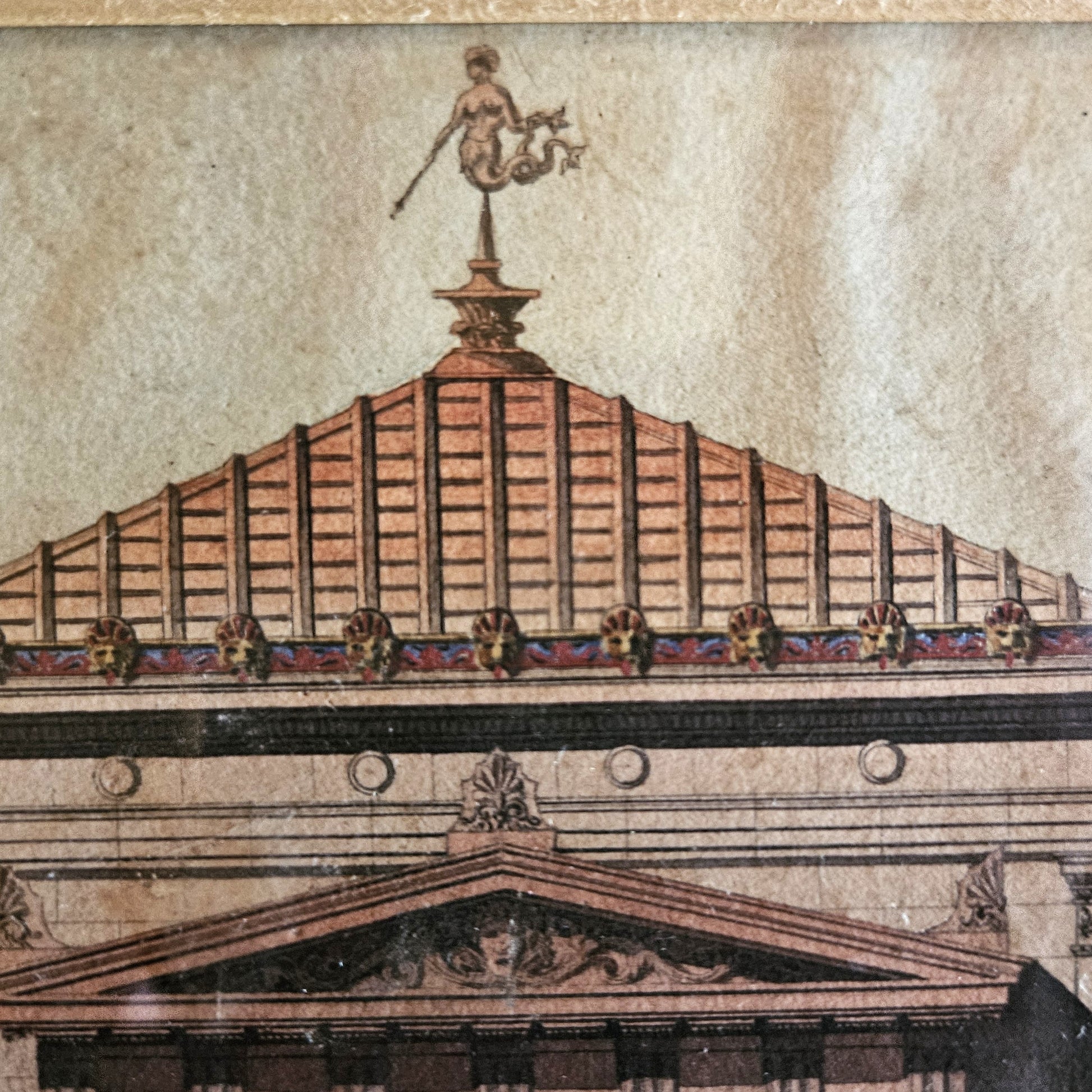 Détail de l'aquarelle de Paul Friesé montrant le grand fronton triangulaire de l'édifice néo-grec, surmonté d'une girouette dorée en forme de Victoire tenant un dauphin sur un socle en vase, avec le toit à charpente apparente en caissons rouge brique et or et la frise polychrome à coquilles Saint-Jacques.