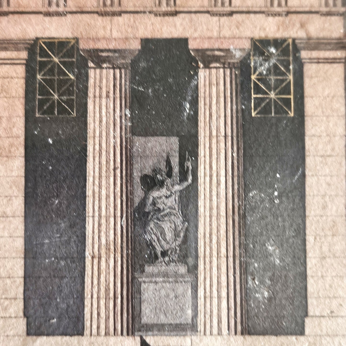 Détail de l'aquarelle de Paul Friesé montrant le vestibule sombre de l'édifice néo-grec, avec une statue monumentale d'une figure masculine barbu au bras levé entre deux groupes de colonnes cannelées, et deux fenêtres à croisillons dorés de part et d'autre.