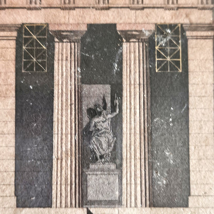 Détail de l'aquarelle de Paul Friesé montrant le vestibule sombre de l'édifice néo-grec, avec une statue monumentale d'une figure masculine barbu au bras levé entre deux groupes de colonnes cannelées, et deux fenêtres à croisillons dorés de part et d'autre.