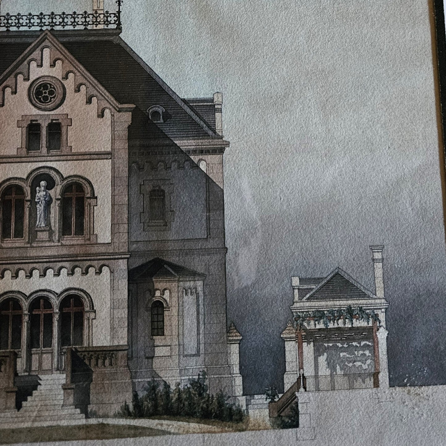 Détail de l'aquarelle attribuée à Paul Friesé, montrant l'aile gauche de l'édifice religieux néo-roman avec le pavillon de jardin à pergola végétalisée sur fond de ciel nuageux gris-bleu au lavis.