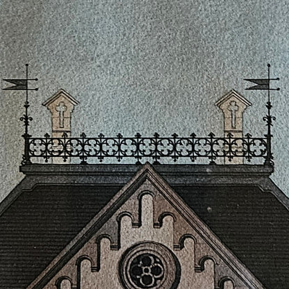 Gros plan sur la balustrade en fer forgé à motifs de fleurs de lys et croix au sommet de la façade, avec deux édicules à croix et girouettes en fanion de part et d'autre, rendu à l'encre noire sur fond de ciel gris-bleu au lavis, dans l'aquarelle attribuée à Paul Friesé.